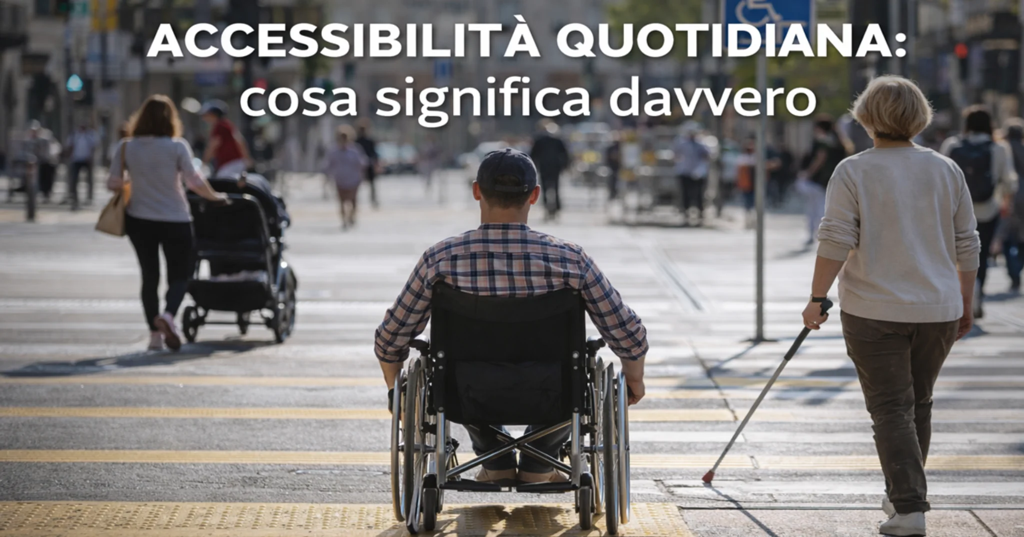 accessibilita-quotidiana-featured Persona in carrozzina attraversa la strada in un contesto urbano inclusivo, esempio di accessibilità quotidiana.