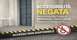 Porta laterale chiusa della Chiesa di San Giovanni a Bassano del Grappa, con grafica che evidenzia il tema dell’accessibilità negata e della barriera all’ingresso.